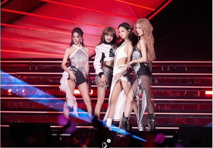 Về việc gia hạn hợp đồng, trong sáng 8/8, một quan chức của YG Entertainment cho biết: “Chúng tôi vẫn đang được thảo luận và không biết khi nào hợp đồng được xác nhận và công bố”. Dự kiến, việc BlackPink có gia hạn hợp đồng hay không sẽ được tiết lộ khi kết thúc lịch trình world tour đã định. Ngay từ cuối tháng này, tình hình có thể thay đổi tùy thuộc vào các buổi biểu diễn bổ sung.
