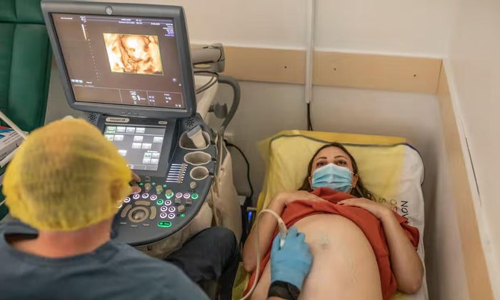 Một phụ nữ Ukraine mang thai hộ đang kiểm tra sức khỏe. Ảnh: Guardian