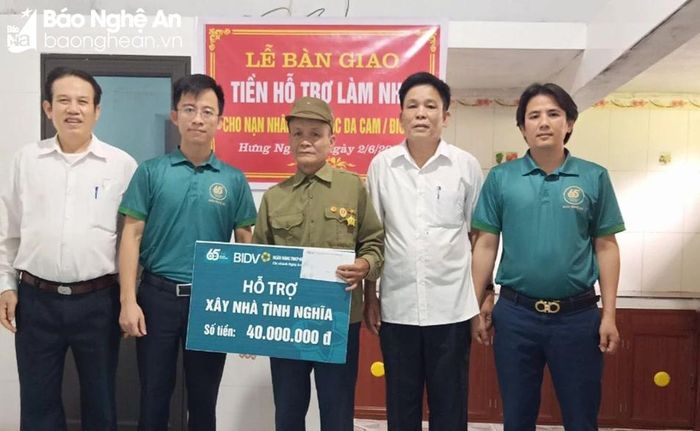  Trao tiền hỗ trợ xây nhà cho nạn nhân chất độc da cam/dioxin. Ảnh: Tư liệu 