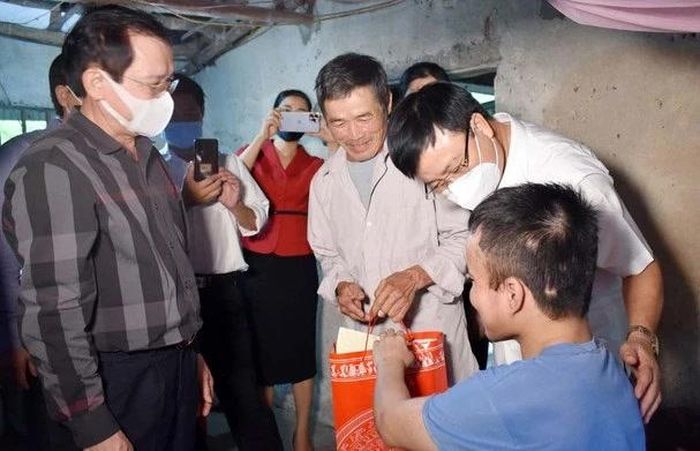  Lãnh đạo tỉnh thăm hỏi động viên nạn nhân bị phơi nhiễm chất độc da cam/dioxin. Ảnh: tư liệu 
