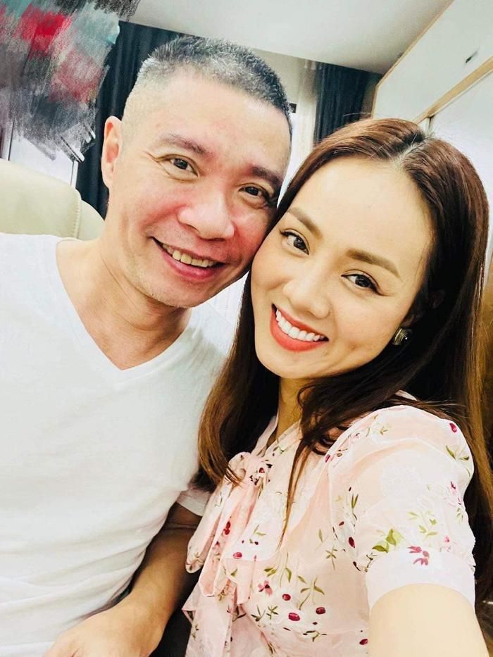 Suốt thời gian NSND Công Lý bệnh, vợ trẻ luôn là người kề cạnh, quan tâm và chăm sóc.