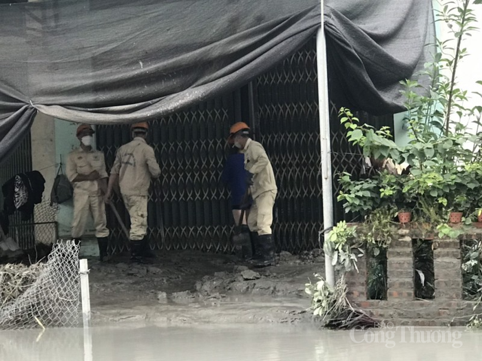 Lực lượng công nhân Công ty CP Đồng Tả Phời dọn dẹp vệ sinh môi trường tại các khu vực nhà dân bị ảnh hưởng. Ảnh Đức Lượng