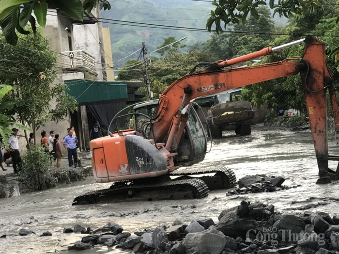 Công ty Cổ phần Đồng Tả Phời đã kịp thời huy động thiết bị, phương tiện và nhân lực khắc phục sự cố. Ảnh Đức Lượng