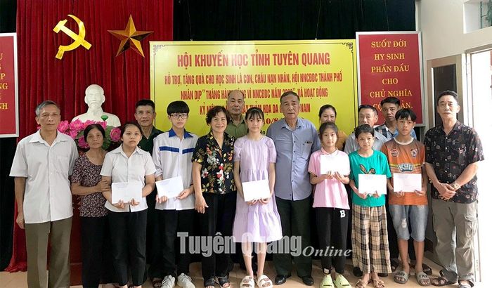 Hội Khuyến học tỉnh tặng quà con nạn nhân chất độc da cam/dioxin thành phố Tuyên Quang.