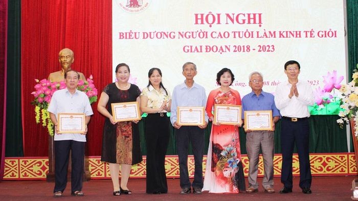 Đại diện lãnh đạo TP. Sông Công khen thưởng các cá nhân có thành tích xuất sắc trong phong trào "Người cao tuổi làm kinh tế giỏi" giai đoạn 2018-2023.