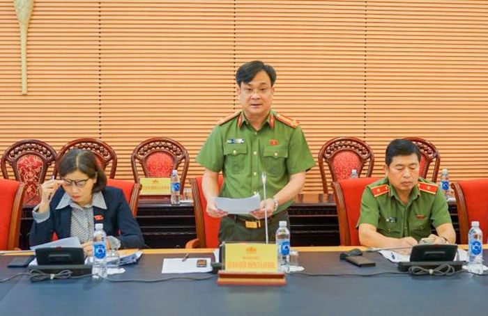 Đại tá Vũ Huy Khánh trình bày báo cáo thẩm tra tại phiên họp.