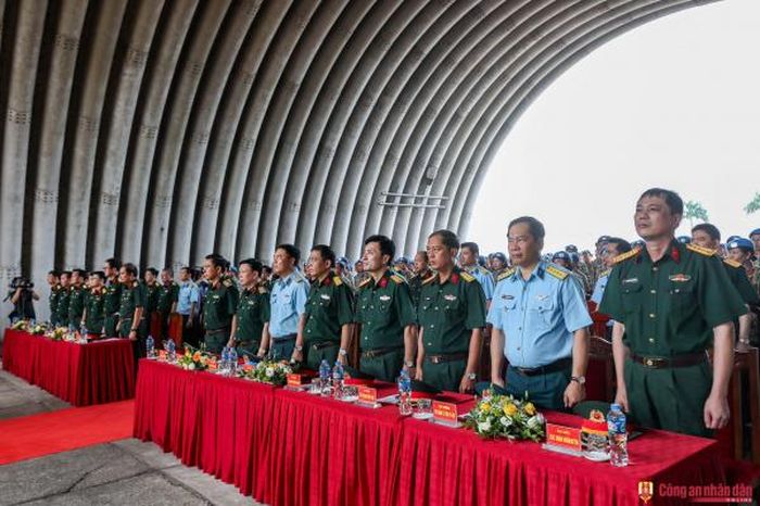Các đại biểu tới dự buổi lễ.
