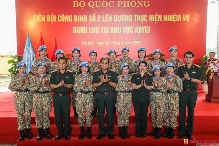 Thượng tướng Phùng Sĩ Tấn và các đại biểu chụp ảnh lưu niệm cùng thành viên Đội Công binh số 2.