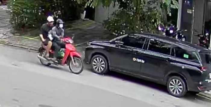 Hình ảnh được cho là hai đối tượng đi xe máy tới tạt sơn nhà anh T.