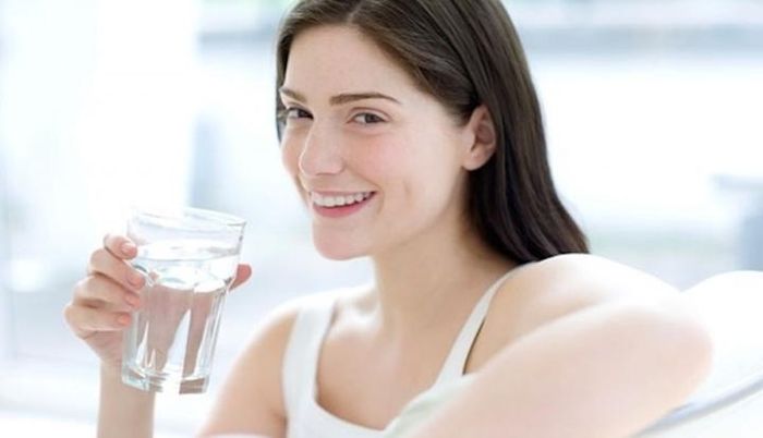 Uống đủ nước mang lại nhiều lợi ích cho cơ thể. (Ảnh minh họa)
