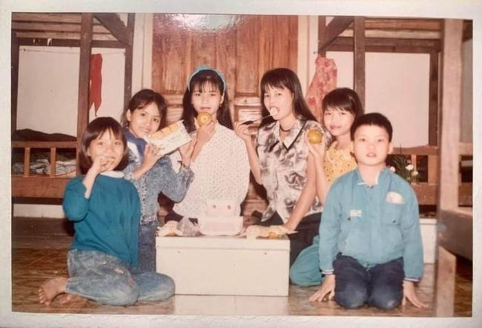 Trần Văn Xâm (ngoài cùng bên phải) thời ở ký túc xá