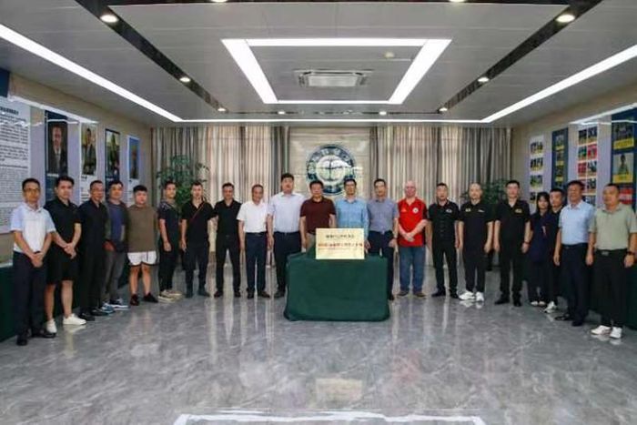 Một số vận động viên và quan chức tại buổi lễ