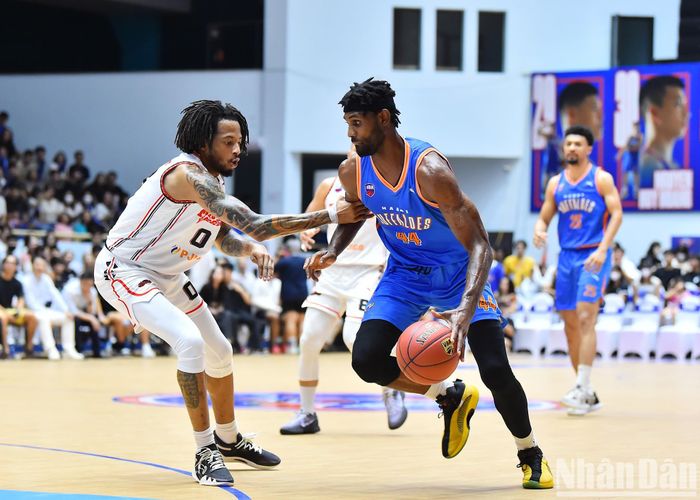 Việc Anthony January (Hanoi Buffaloes) bất ngờ dính 2 lỗi liên tiếp và bị truất quyền thi đấu do nhận đủ 5 lỗi trong trận đấu, Thang Long Warriors nhanh chóng tận dụng lợi thế khi vẫn còn đủ 2 ngoại binh thi đấu trên sân.