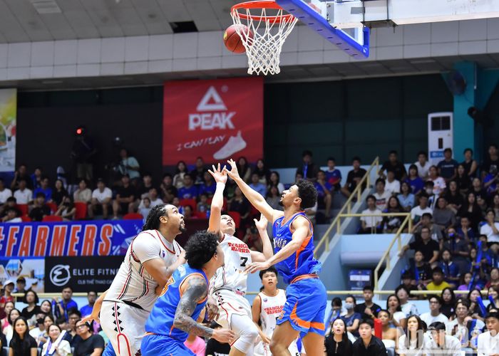 Không có Anthony January, khu vực dưới bảng rổ của Hanoi Buffaloes bị đối thủ khai thác triệt để. Thang Long Warriors không tung ra các cú ném xa như thường lệ mà liên tục chuyền bóng vào cho các cầu thủ có lợi thế về thể hình như John Fields, Justin Young, Đặng Thái Hưng,… ghi điểm ở những tình huống sát bảng rổ.