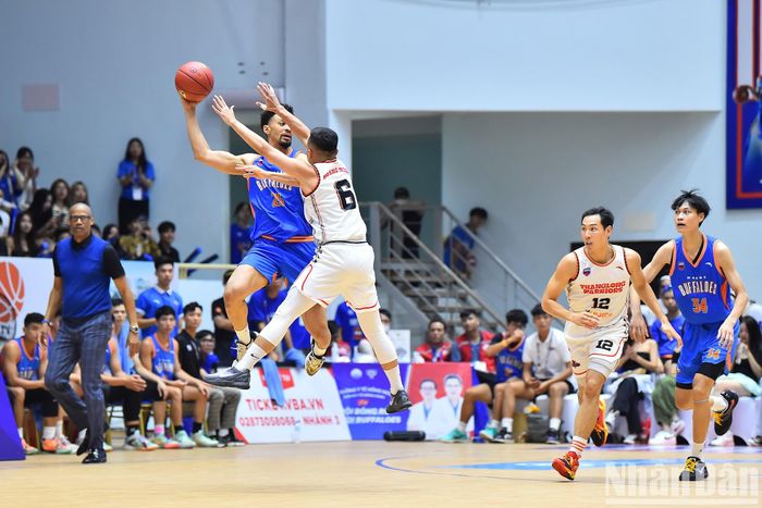 Và khi trận đấu chỉ còn hơn 1 phút, với những lợi thế có được, Thang Long Warriors cân bằng tỉ số và vươn lên dẫn trước với khoảng cách 1 điểm. Các cầu thủ đội khách chủ động phòng ngự ngay trên phần sân đối phương với mục tiêu bảo toàn thắng lợi. Thắng lợi cuối cùng với khoảng cách 5 điểm (95-90) không chỉ giúp Thang Long Warriors giữ vững vị trí thứ 3 trên bảng xếp hạng mà còn chính thức ngắt chuỗi 7 trận toàn thắng của đối thủ cùng thành phố.
