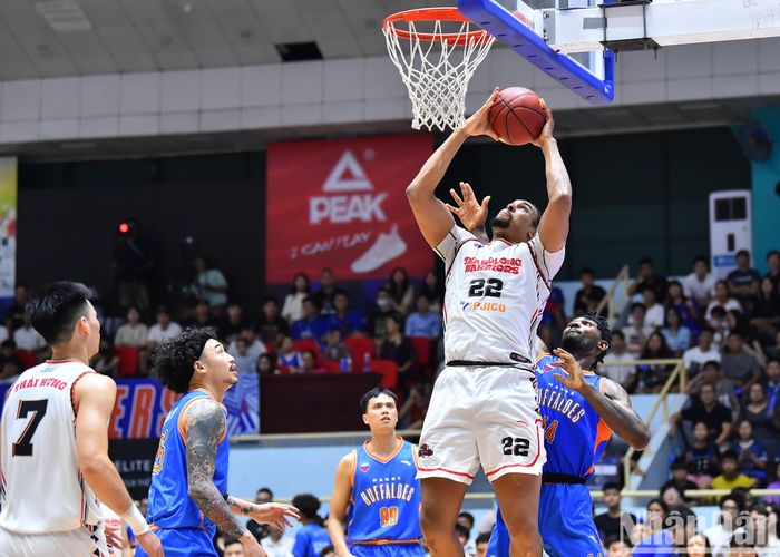 Mặc dù có số cú ném thấp hơn nhưng Thang Long Warriors là đội dẫn trước sau 2 hiệp đấu đầu tiên (47-43).