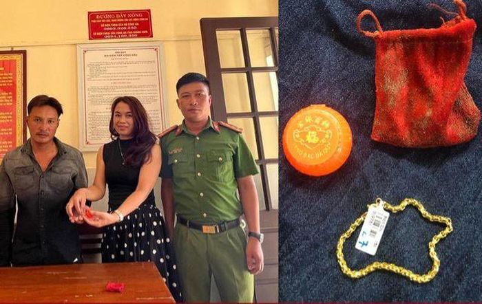 Chị Nhung trao lại tài sản cho anh Trung tại Công an phường Cẩm Châu.