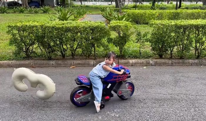Dù mới tròn 3 tuổi nhưng con gái Cường Đô la đã cưỡi "siêu xe" chuyên nghiệp, phóng tít mà không chút sợ sệt.