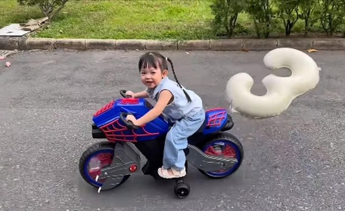 Bà xã của Cường Đô la gửi lời nhắn nhủ tới con gái: "Vậy là Suchin của ba mẹ đã tròn 3 tuổi rồi. Chúc mừng sinh nhật con gái bé nhỏ của mẹ. Hãy luôn là một cô bé ngoan, tình cảm, ấm áp và biết sẻ chia như bây giờ nhé. Ba mẹ yêu con nhiều lắm!".
