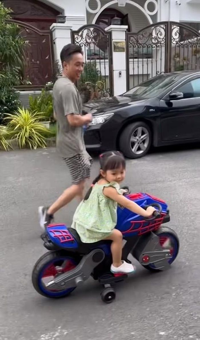 Nam doanh nhân tiết lộ sở thích của con gái: "Bao nhiêu chiếc màu hồng nữ tính thì không chọn. Nhất định phải chọn chiếc moto spider man này thì chị mới chịu. Hảo con gái".