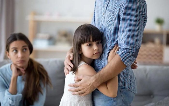 Đôi khi những đứa trẻ giữ cảm xúc của chúng trong lòng vì chúng không muốn làm cha mẹ buồn. (Ảnh: ITN).