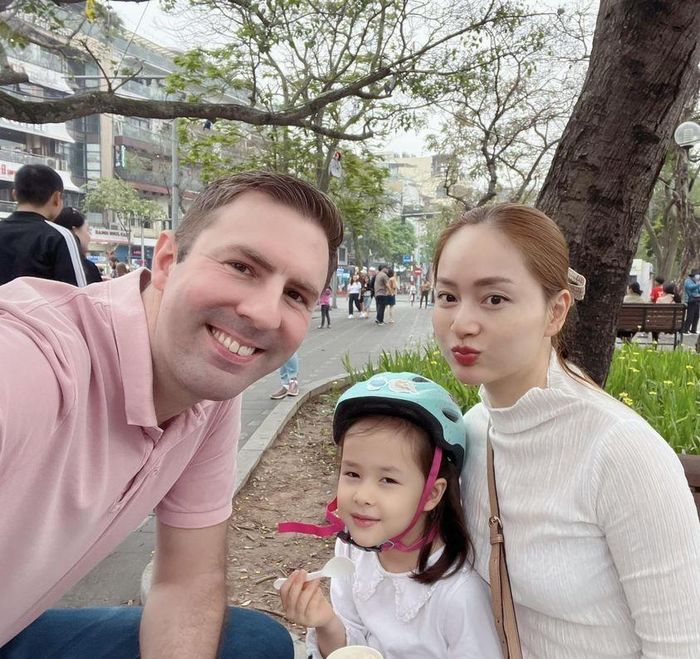 Lan Phương hạnh phúc bên chồng Tây và con gái.