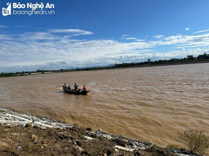  Hiện lực lượng cứu nạn cứu hộ đang phối hợp triển khai tìm kiếm người mất tích. 