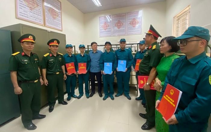 UBND phường Lê Đại Hành tổ chức Lễ công bố Quyết định thành lập tiểu đội Dân quân thường trực.