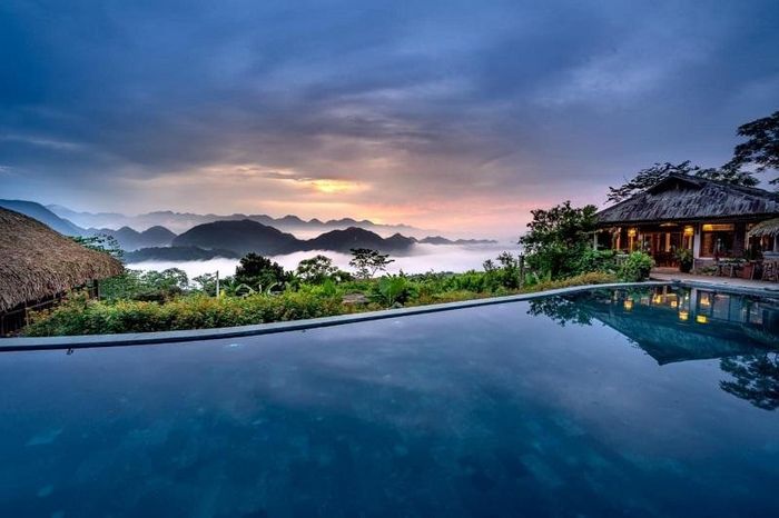 Theo kinh nghiệm của những “thợ săn mây” chuyên nghiệp thì thời điểm săn mây tại Pù Luông đẹp nhất là từ 6-8 giờ sáng. Ngồi ở bất cứ nơi đâu tại Pù Luông bạn cũng có thể ngắm cảnh sắc ban mai tuyệt vời này.