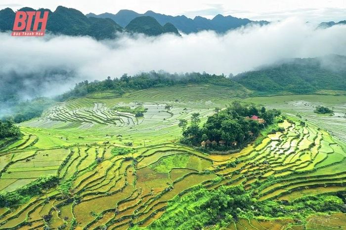 Bản Đôn (xã Thành Lâm) nhìn từ trên cao đẹp tựa bức tranh đầy màu sắc.