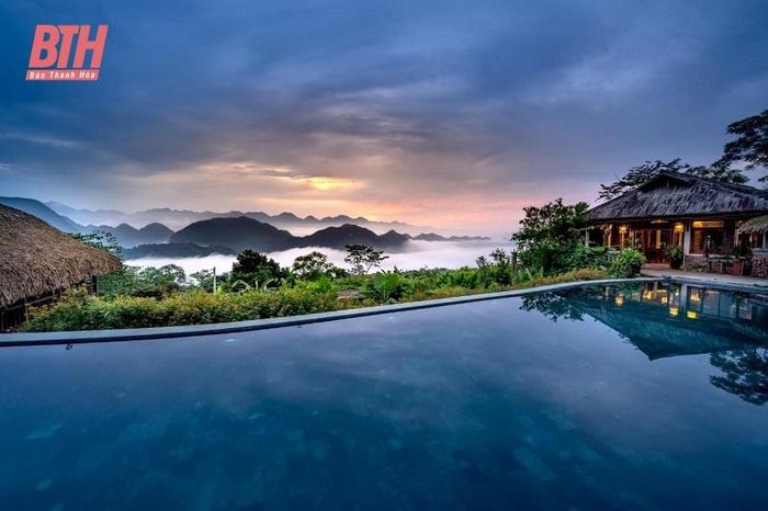 Bể bơi vô cực tại khu nghỉ dưỡng Pù Luông Eco Garden (bản Báng, xã Thành Sơn) lấp loáng như mặt gương soi cả bầu trời tuyệt đẹp.