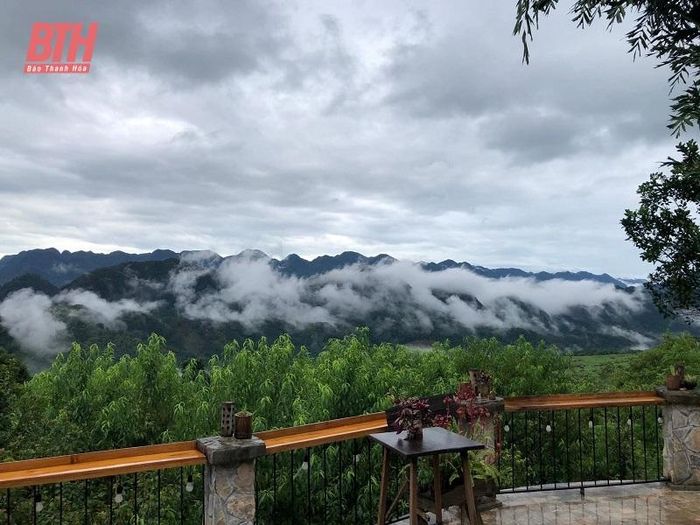 Sáng sớm thức dậy giữa không gian xanh mướt, tĩnh lặng, ngắm mây vờn lưng núi, bao trùm khắp bản làng… thực sự bình yên và mê đắm đến vô cùng.