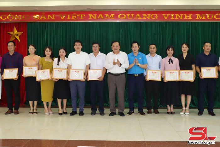 Lãnh đạo Sở GD&amp;ĐT, Công đoàn ngành Giáo dục tặng Giấy khen cho các tập thể
