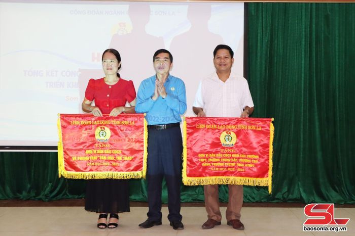 Lãnh đạo Liên đoàn Lao động tỉnh trao Cờ tặng đơn vị dẫn đầu phong trào thi đua.