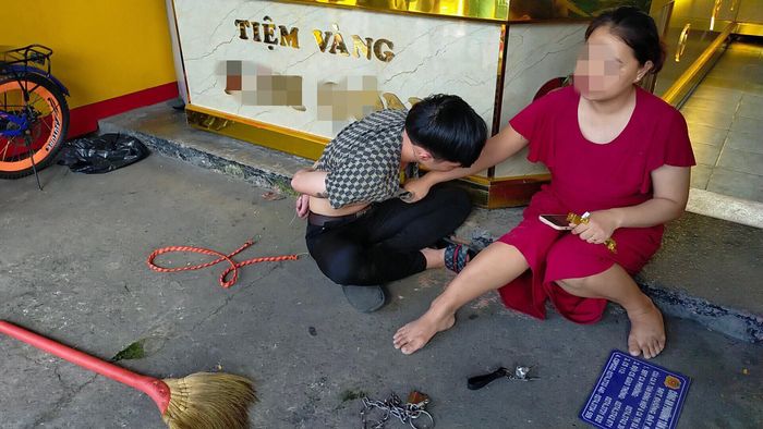 Nam thanh niên vào tiệm vàng cướp giật tại Bình Dương bị bắt.