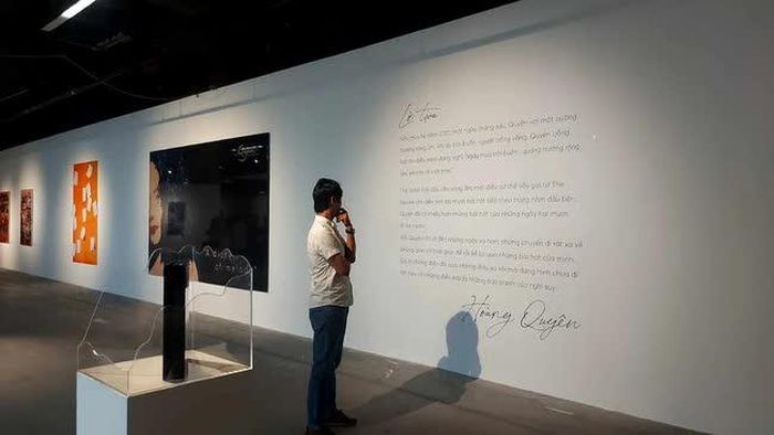 Khách tham quan triển lãm
