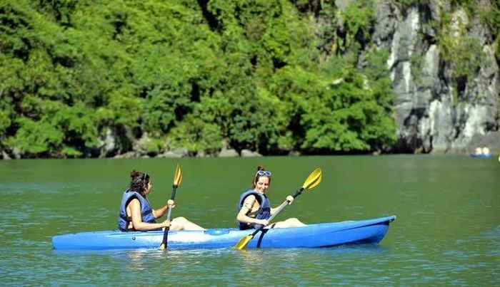 Du khách trải nghiệm chèo thuyền kayak, thuyền tay trên vịnh Hạ Long. Ảnh: Thanh Vân-TTXVN