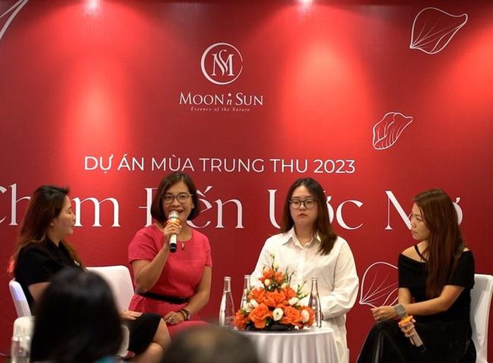 Bà Hoàng Mỹ Liên (cầm micro) chia sẻ trong buổi ra mắt bộ sưu tập "Ánh trăng"