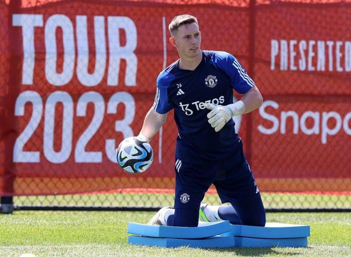 Dean Henderson đang tập luyện hồi phục chấn thương