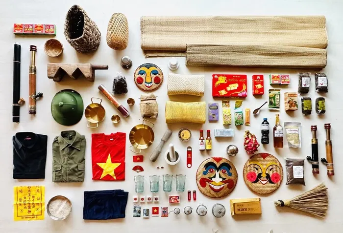 Những món đồ được Arnaud tìm mua tại Việt Nam và mang về nước hôm 3/8. Arnaud đang ấp ủ ý định làm một bảo tàng kỹ thuật số về các đồ dùng thủ công cá nhân.