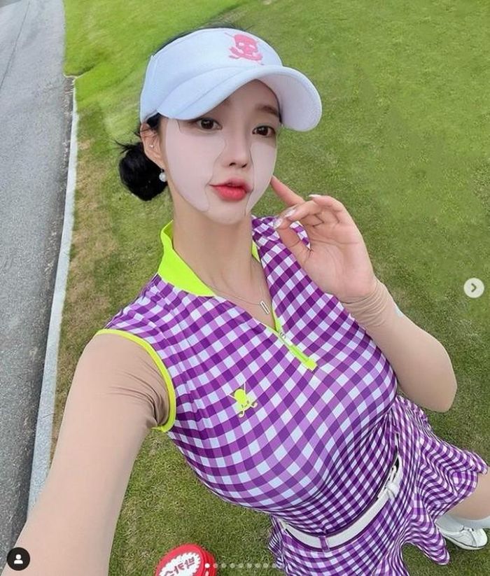 Choi In Hye dưỡng da ngay trên sân golf với loại mặt nạ chuyên dụng