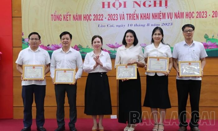  Khen thưởng các Phòng Giáo dục và Đào tạo có thành tích tiêu biểu trong năm học 2022 - 2023. 
