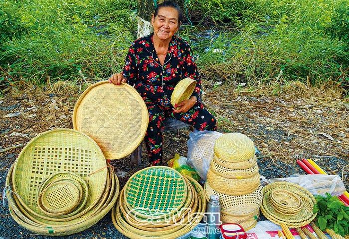 Bà Huỳnh Thị Nhiên, 75 tuổi, Ấp 2, xã Nguyễn Phích, duy trì nghề đan đát trên 30 năm nay. Hàng ngày, bà mang các vật dụng làm từ trúc ra thị trấn U Minh bán kiếm thêm thu nhập.