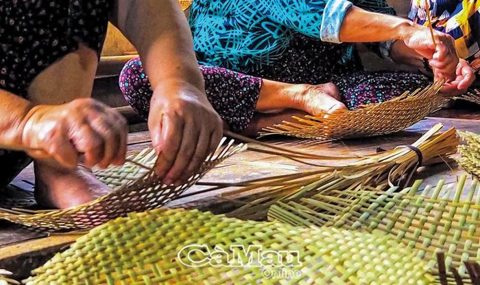 Nghề đan đát đòi hỏi sự kiên trì, tỉ mỉ, đôi tay khéo léo và quan trọng là phải yêu nghề thì mới có sản phẩm như ý.