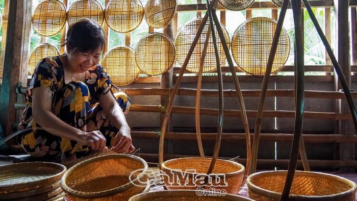 Chị Liên Ngọc Giàu, Tổ trưởng Tổ hợp tác đan đát xã Nguyễn Phích, người góp phần khơi dậy phong trào và gìn giữ nghề đan đát truyền thống ở địa phương.