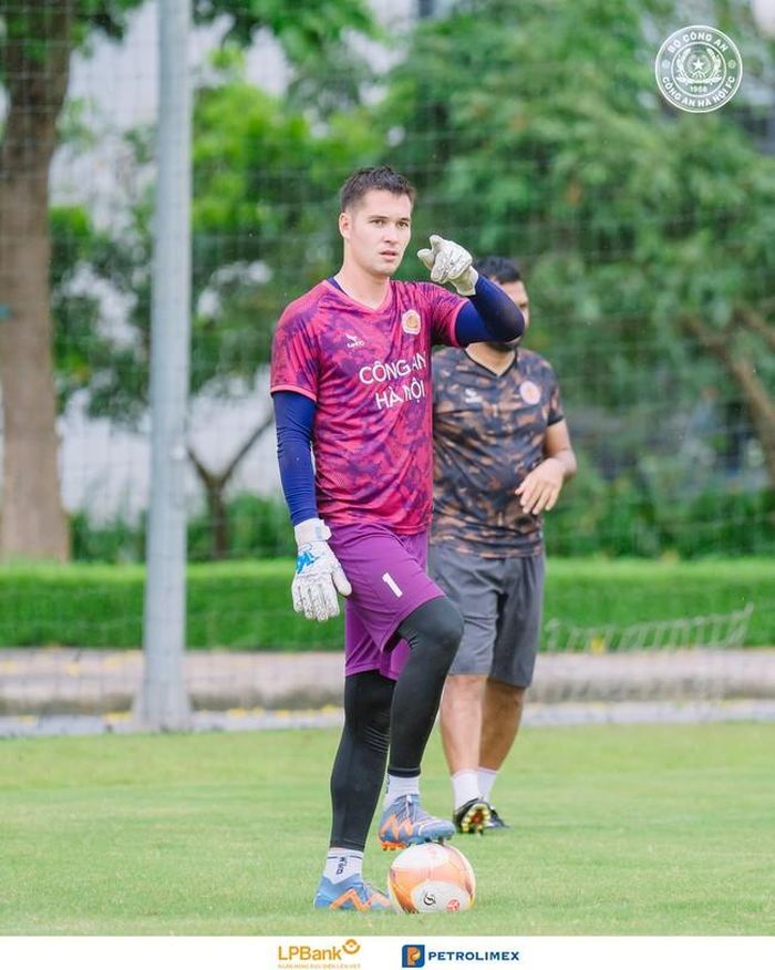 Sự có mặt của vợ và con trai tiếp thêm động lực cho Filip Nguyễn khi chinh phục chức vô địch V-League 2023 cùng CLB Công an Hà Nội.Ảnh: CAHN