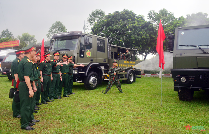 Ban tổ chức tham quan, đánh giá về mặt kỹ thuật các phương tiện, xe-máy chuyên dụng của Binh chủng Hóa học.