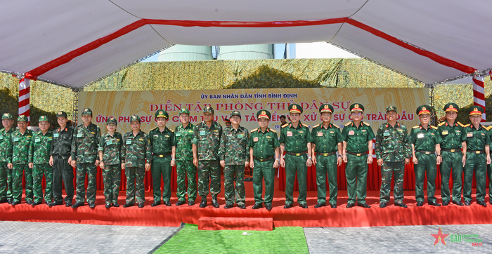  Lãnh đạo Quân khu 5, tỉnh Bình Định và lãnh đạo các cơ quan, đơn vị tham gia diễn tập chụp ảnh lưu niệm.