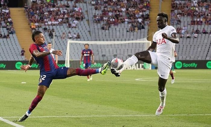 Barca lần đầu chơi tại sân thay thế Olympic Lluis Companys gặp Tottenham.