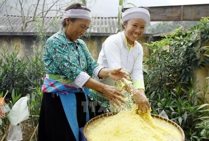 Quá trình chế biến mèn mén Hà Giang yêu cầu sự khéo léo và kỹ năng của những người làm nghề.